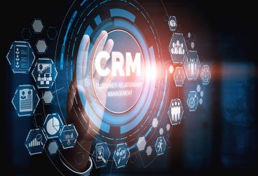 نرم‌افزار CRM دقیقاً چه کاری انجام می‌دهد؟